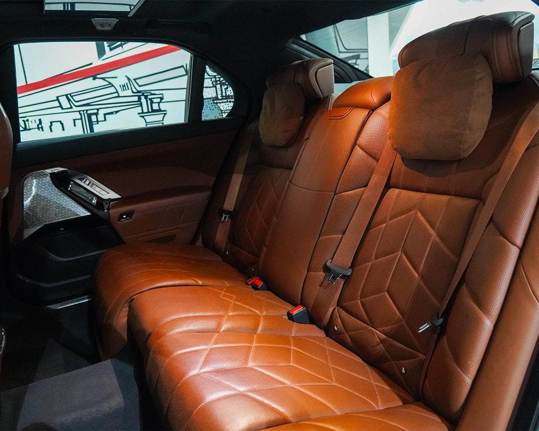 BMW 740i - Image 2