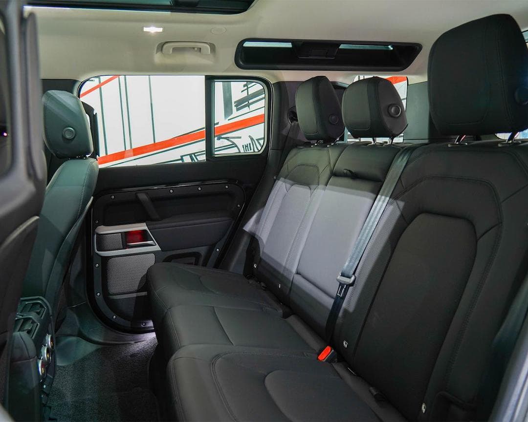 Land Rover Defender - Image 2