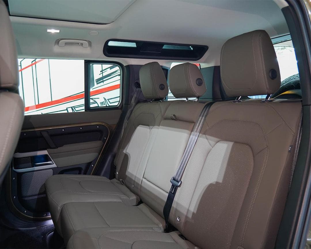 Land Rover Defender - Image 2